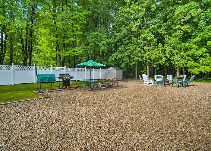 Jamestown Retreat With Hot Tub - Walk To Lake!