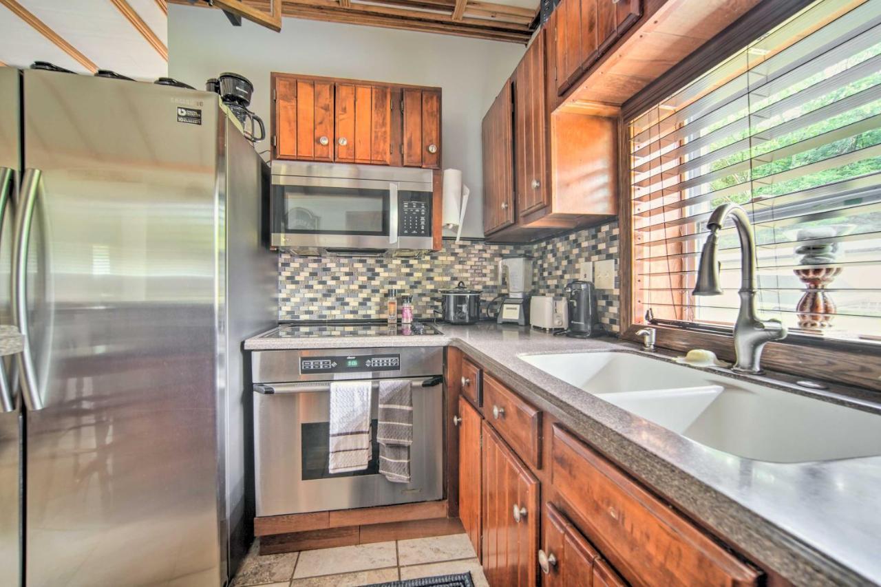 Jamestown Retreat With Hot Tub - Walk To Lake!