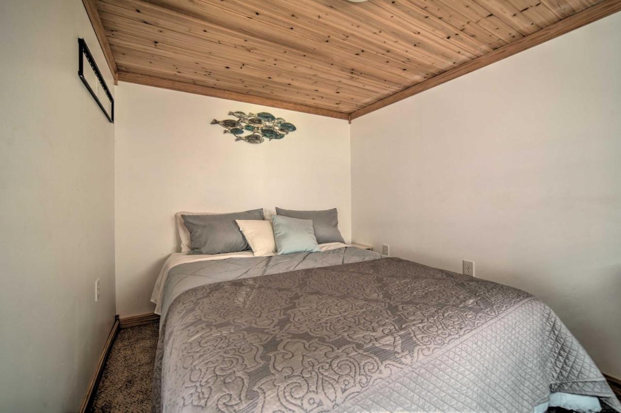 Holiday home Jamestown Retreat With Hot Tub - Walk To Lake! Hartstown
