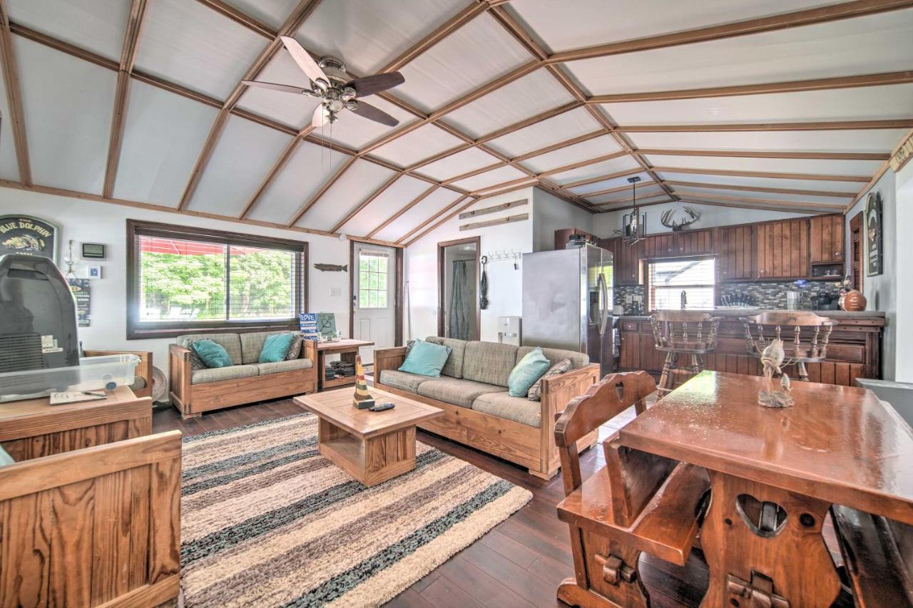 Jamestown Retreat With Hot Tub - Walk To Lake! Holiday home Hartstown