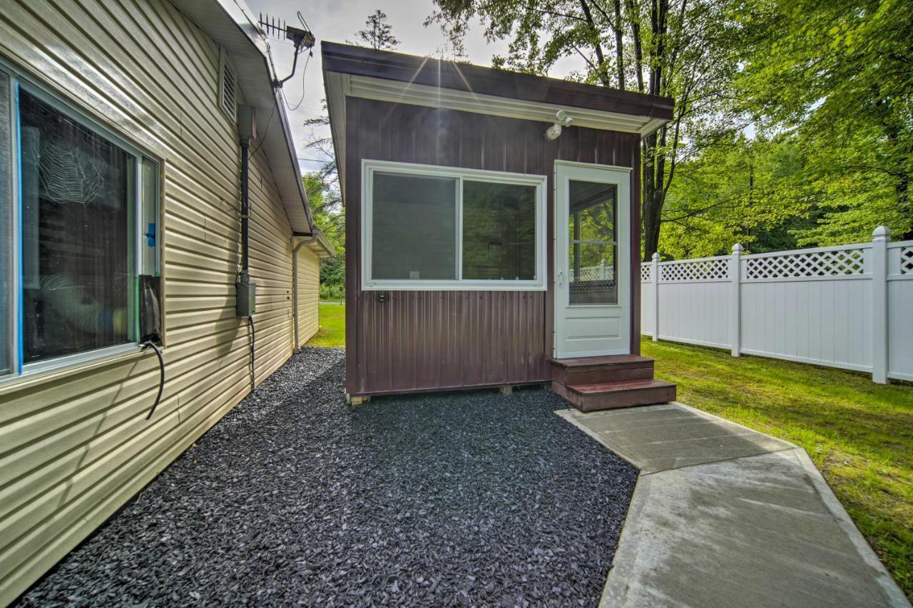 Jamestown Retreat With Hot Tub - Walk To Lake! Holiday home *